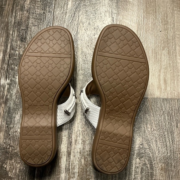 Cliffs by WHITE MOUNTAIN White and Tan Sandals Size 9.5 - Picture 5 of 12